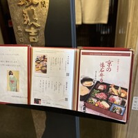 美濃吉 新阪急ホテル店 - 入口のメニュー表です。(*ﾟ▽ﾟ)ﾉ
