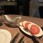 Peter Luger Steak House Tokyo - スライストマト&オニオン ルーガーソース