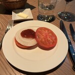 Peter Luger Steak House Tokyo - スライストマト&オニオン ルーガーソースの食べ方