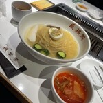盛楼閣 - 辛味別添えの冷麺並盛、麺量聞いたら220gと結構な量ですけどペロリイケちゃいます!大盛りしときゃよかったｗ