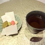 肉割烹 重㐂 - 麩菓子とほうじ茶