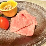 肉割烹 重㐂 - イチボ叩き１