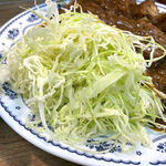 桐半 - カツカレーにはキャベツがトッピング！！