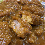 桐半 - カツはそこそこの厚みと大きさの豚ロース肉。