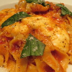 バルザル - モッツァレラとフレッシュバジルのトマトソース(フェットチーネ)