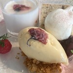ミクニ ヨコハマ - デザートの盛り合わせ:左上サクラのブラマンジェ、シフォンケーキとクリーム、バニラアイス