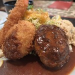 グリル ロン - 手前が合挽ハンバーグ