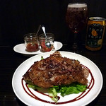 BARU 竹末 - 豚足の肉詰め。茹でた豚足にミンチをつめて炭火で焼いたもの。
      豚足の余計な脂が削ぎ落とされ、外はカリカリ、中はジューシー。
      サッパリしたサルサソースも美味しかったけれど、バーベキューソースが絶品。