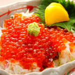 なすび屋 - ボリュームと食材のよさが自慢の『かにとイクラの蒸しめし』野菜と蒸したズワイガニの上に大粒のイクラがたっぷりのった、3人前ほどのボリュームのある丼です。