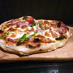 BARU 竹末 - 『サルシッチャと青唐辛子のピザ。』を注文。
      もっちりとした生地に、自家製のサルシッチャ（イタリア風 生ソーセージ)。トマトソースとの相性も抜群。