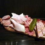 BARU 竹末 - 生ハム（スペイン産ハモンセラーノ）、黒豚ジャンボン（腿肉の加熱燻製ハム）、パテ、サラミ、ソーセージ、ピクルスなど。