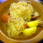 BARU 竹末 - フランクフルトソーセージ　黒豚ベーコンのシュークルート
      ドイツの絹挽きエマルジョンソーセージ。パリッとした皮とジューシーな肉汁。
      酸味の利いた発酵きゃべつと煮込んだベーコンのうまみも一緒に。