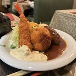 グリル ロン - そそり立つエビフライ！大きくて嬉しい☺️