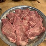 ホルモン焼味紘 - 塩タン　ニンニクの効いた味付けが最高に美味い！