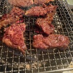 ホルモン焼味紘 - どのお肉も生でもいけるので炙る程度で！とのこと