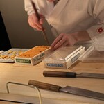 すし ふくづか - 紫雲丹　取り分け中