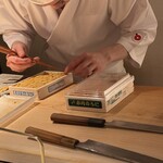 すし ふくづか - 馬糞雲丹　取り分け中