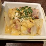 宵ノねこ - 恵那どりと新玉ねぎ 豆乳カルボソース炒め