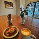 Parklet bakery - たまにはHDR気味のショット。公園側雨の日の自然光と店内の温かさのギャップがとても良い。