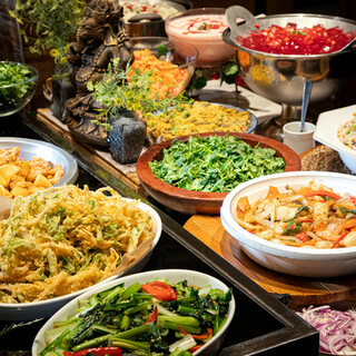 【ランチ】パッタイ、パクチー、２種のカレーが主役のブッフェ