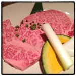 チャンピオン3,800円。常陸牛のA5のサーロイン。200gほどのボリュームがあるので、100g換算すれば1,900円です。非常にリーズナブル。そして、食感も味も最高級で、脂は甘く軽く、赤身の旨味がしっかり感じられる素晴らしいお肉でした