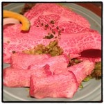 手前から特上霜降り牛タン、特上カルビ、特上ロース。盛合せで6,500円。タンはトロッとした食感で、旨味も濃厚で美味。特上カルビは三角バラでしょうか、やや筋張ってましたが、カルビらしい脂の甘味が堪能出来ました。そして、特上ロースはリブロースで、マキは甘味がとにかく強く、とろける食感、芯は赤身の旨味が非常に濃厚で、とにかく美味いの一言に尽きました