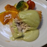 キッチン ブルー グローブ - 鮪ハラモをカット