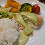 キッチン ブルー グローブ - 鮪ハラモをカット