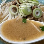 くるまやラーメン - ギラついた味噌スープ、これを飲むとくるまやラーメン来たな〜って思う