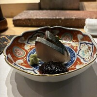 鮨まつやま - 鰆の炙り　飴色玉ねぎ醤油と共に...✨