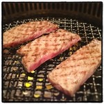 焼き上がったチャンピオン(常陸牛A5サーロイン)。イイ風味でした