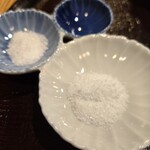 天ぷら浅沼 - 塩 2種類の塩、食材ごとに食べ方のオススメを説明してくれる