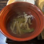 菜食健美 美卯 - 「沢煮椀」
      →舞茸、椎茸、エンドウ、たけのこ、油揚げ、にんじんのお吸い物。