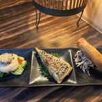 菜食健美 美卯 - (左より) アサリとブロッコリーの白味噌風白和え、2色の胡麻と青じそ香る大根餃子、ひじきと大豆のオイスターマヨ和え、にんじん春巻き。