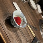 炭火焼肉 久 - ヨーグルトのソルベに木苺のソース