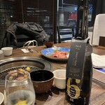 炭火焼肉 久 - ワインのような見た目ですがお勧め頂いた地酒③