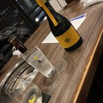 炭火焼肉 久 - ワインのような見た目ですがお勧め頂いた地酒①