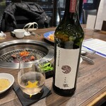 炭火焼肉 久 - ワインのような見た目ですがお勧め頂いた地酒②