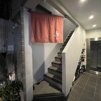 鳥つた - 階段で2Fへ