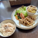 バルバルキッチンアメリ - 週替りランチ：牛肉としらたきのすき焼き風＆国産豚切り落としの生姜焼き(¥800)