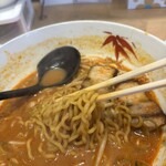 らーめん世界 - 真っ赤です、慣れればヤミツキになります