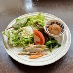 バルバルキッチンアメリ - いつも美味しいランチサラダ
      毎回違う自家製ドレッシング。今日はかなり甘めの味だったが、そのおかげでサラダ菜が牛蒡と人参のマヨきんぴらに負けない強い味になっている。秀逸！