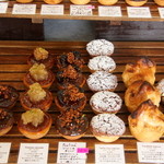 パティスリー リエルグ - 小さなタルトが並びます♪