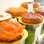 大きなタルトが並んでいます