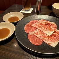 焼肉うしごろ 銀座並木通り店 - サーロインのすき焼きと厳選部位タレ