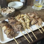 もつ焼き 幸太 - 左からアブラ、シロ、チグチ