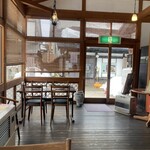 れすとらん 北蔵 - 店内一部　※ドア奥に見える建物が雑貨を取り扱っている建物