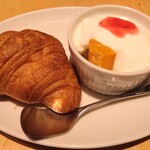 カフェ・ラシュール - クロワッサンとヨーグルト
