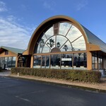 鹿屋市観光物産総合センター 食堂 - とても立派な「鹿屋市観光物産総合センター」並んだヤシの木が南国らしい佇まいです。