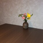 瀬戸内味覚処 芸州 本店 - テーブル横のお花です